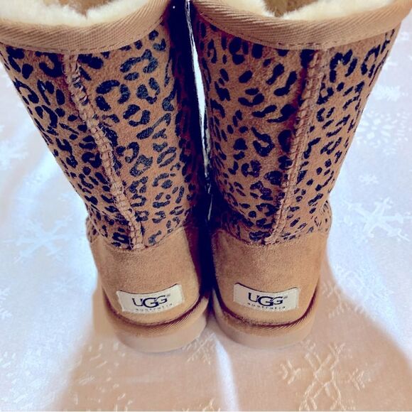 UGG Classic Short Rosette Boots 1006072 Brown Leopard Pattern Sz 6 great soles - Picture 6 of 8